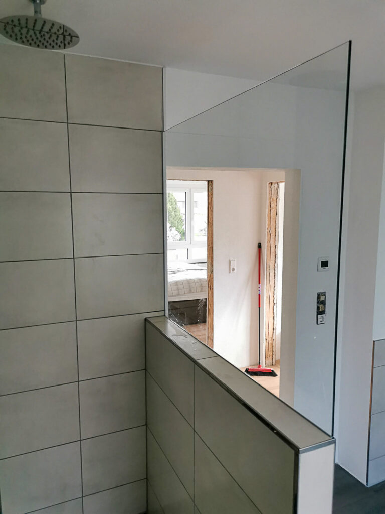 Trennscheibe von Dusche zu Badeszimmer
