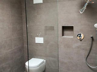 Dusch--WC-Verglasung Glas-Duschwand freischwebend als Trennwand zum WC