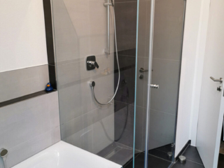 Duschverglasung#1 Ganzglasdusche mit anschließender Badewanne