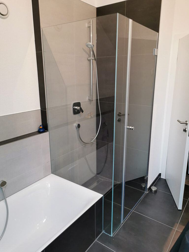Ganzglasdusche mit anschlie&szlig;ender Badewanne