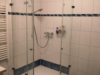 Duschverglasung#3 Dusche mit Eckeinstieg und Komplettverglasung