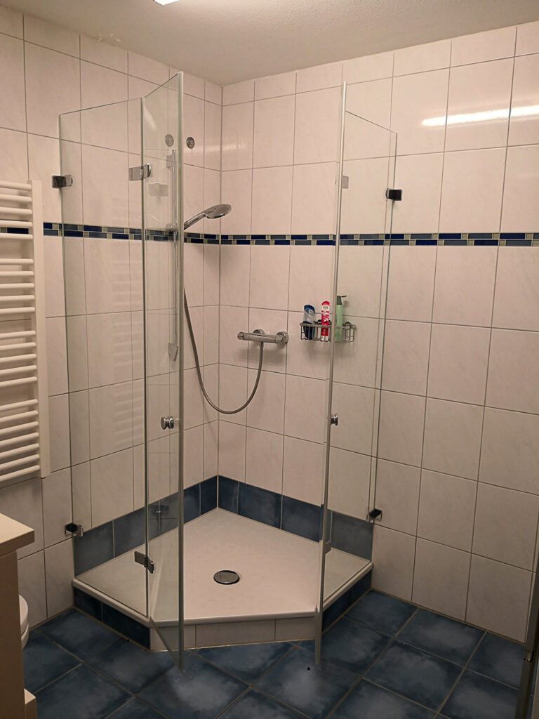 Dusche mit Eckeinstieg und Komplettverglasung