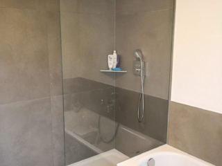 Duschverglasung#6 Glas-Duschwand als Trennung von Dusche und Badewanne