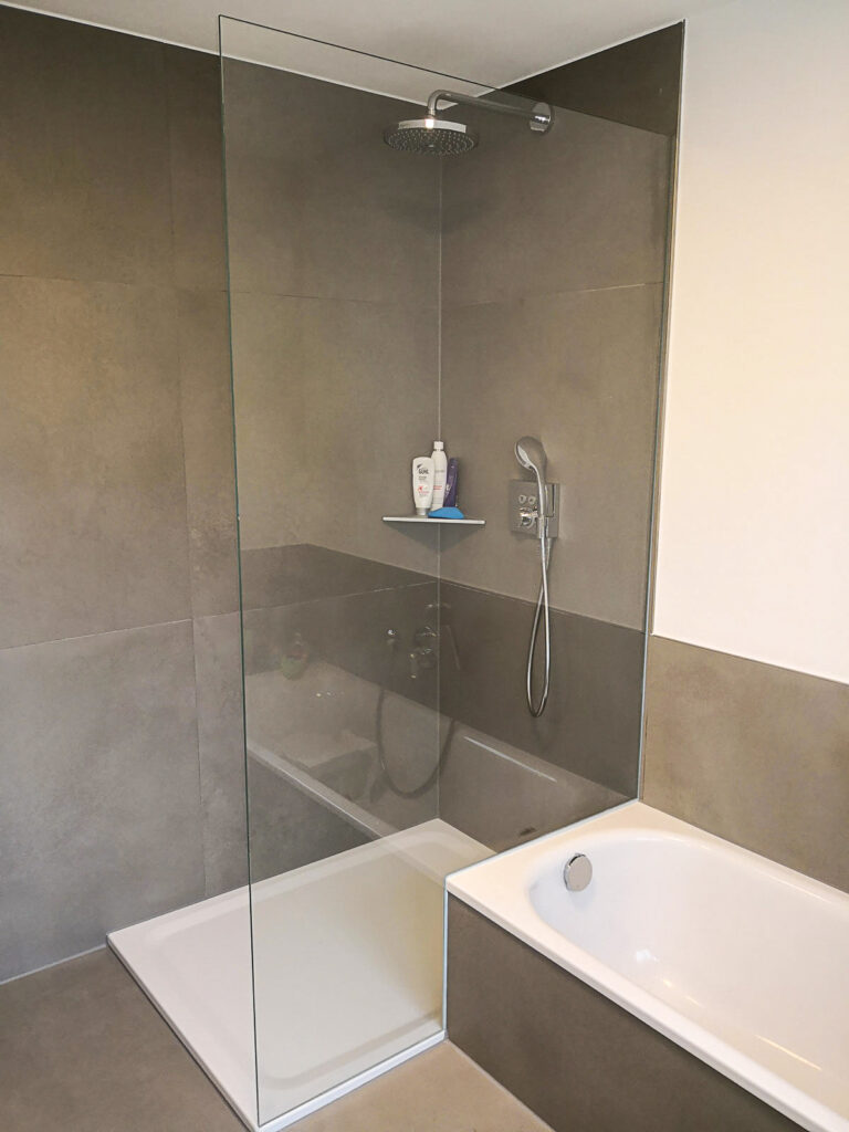 Glas-Duschwand als Trennung von Dusche und Badewanne