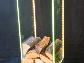 Kunstverglasung_Holzregal Kunstverglasung Holzregal mit Brennholzstapel