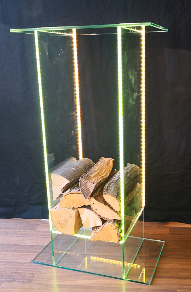 Kunstverglasung Holzregal mit Brennholzstapel