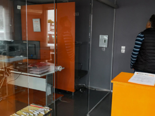 Raumtrenner_Glaswand Raumtrenner Glasfront mit Türelement in Büro