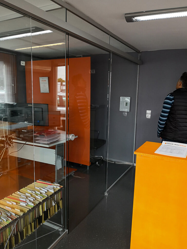 Raumtrenner Glasfront mit T&uuml;relement in B&uuml;ro